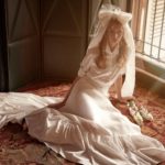 vestido de novia con lazo en cabeza