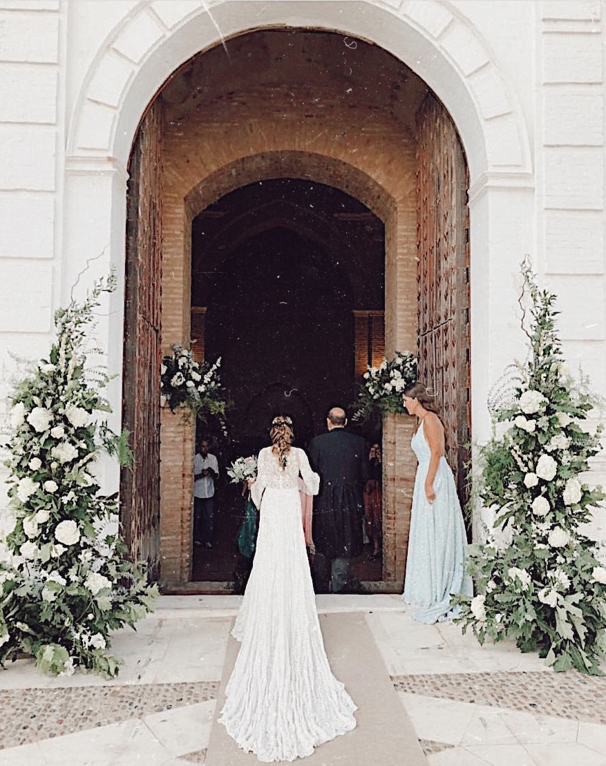 Boda de Blanca Algaba entrando en la iglesia del monasterio de Santa Clara de Moguer, Huelva